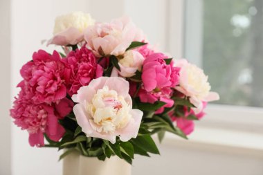 Odanın penceresinin yanında güzel şakayık çiçekleri olan vazo, yakın plan.