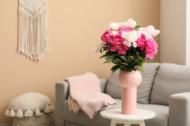 Oturma odasının iç tarafındaki masada güzel şakayık çiçekleri olan vazo, yakın plan.