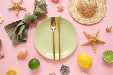 Tabak, altın çatal bıçak, peçete ve narenciye arkaplanlı güzel bir masa.