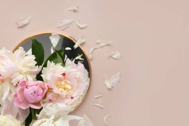 Ayna ve güzel şakayık çiçekleri bej arka planda, yakın plan