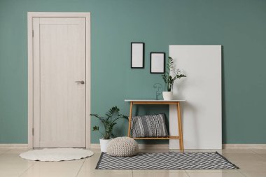 Benç, puf, katlanan ekran ve modern salonun içindeki bitkiler.