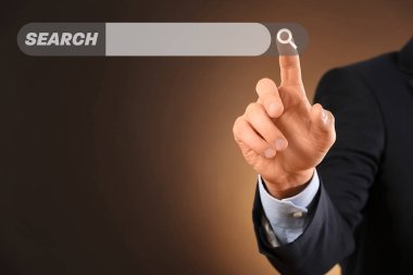 Genç işadamı renk arka plan üzerinde sanal ekran kullanma