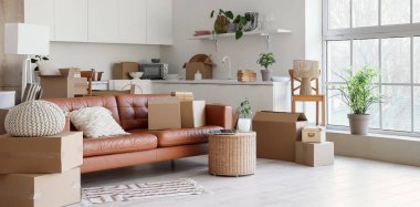 Taşındığı gün mutfakta karton kutularla dolu bir kanepe.