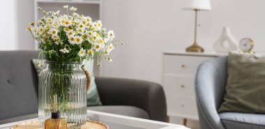 Vazo papatya çayı ve sazlık ayırıcı oturma odasındaki masada.