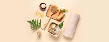 Bej arka planda spa aksesuarları ve kozmetik ürünleri ile kompozisyon