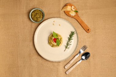 Masada domatesli lezzetli pesto makarna tabağı.