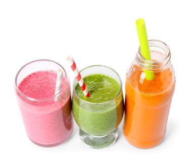 Bardaklar ve beyaz arka planda pipetleri olan farklı lezzetli içecekler.