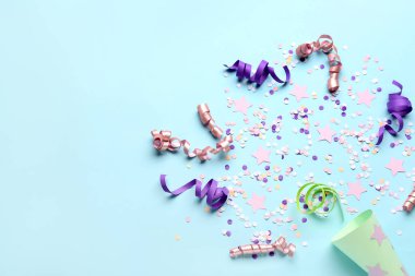 Mavi arka planda yılan ve konfeti ile parti konisi