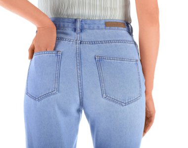 Beyaz arka planda şık kotlu genç bir kadın.