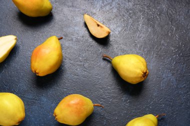 Mavi zemin üzerinde bir sürü taze armut