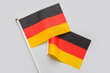 Beyaz arkaplanda Almanya bayrakları