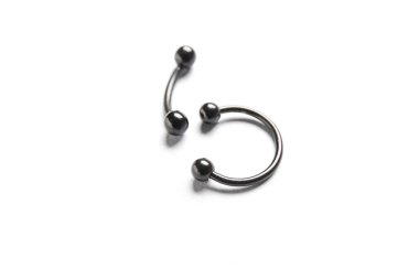 Beyaz arkaplanda piercing halkaları