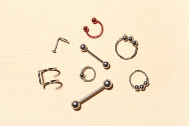 Renk arkaplanındaki piercing için şık mücevherler.
