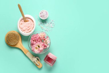 Fırçalı güzel çiçekler, deniz tuzu ve turkuaz arka planda fırça. Vücut masajı konsepti
