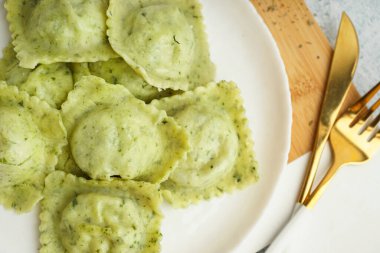 Beyaz arka planda lezzetli bir ravioli tabağı
