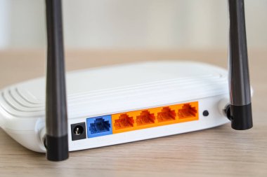 Modern kablosuz ağ yönlendirici ofiste, yakın plan.