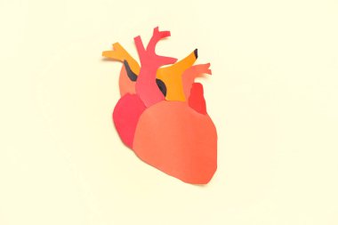 Bej arka planda kağıt insan kalbi