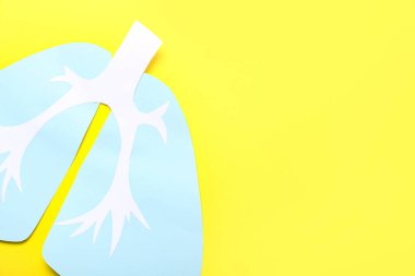 Sarı arka planda kağıt ciğerler