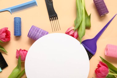 Kuaför aletleri ve bej arka planda güzel laleleri olan boş bir kart.