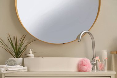 Lavabo ve banyo aksesuarlarıyla dolu bir masa.