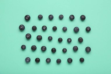 Turkuaz arka planda tatlı taze yaban mersini.