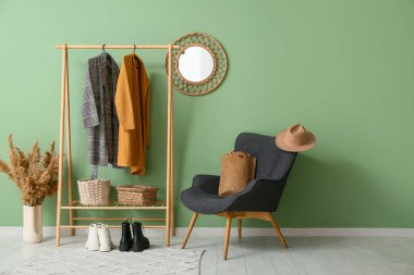 Şık koridor ve rafların modern iç mimarisi.