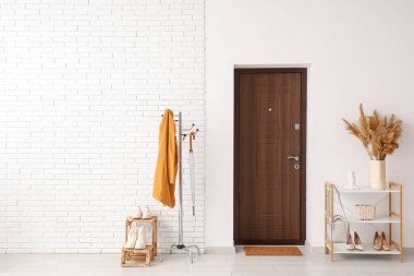 Paspası, askısı ve ayakkabısı olan modern koridorun içi.