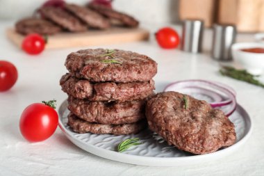 Lezzetli et pirzolası, domates, soğan halkaları ve beyaz arka planda biberiye.