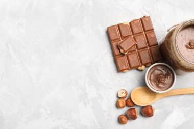 Fındıklı fındıklı fındıklı tatlı çikolata kasesi ve kavanozu