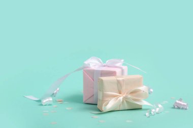 Hediye kutularında yılan yağı ve arkaplanda konfeti var.