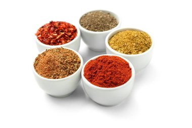 Beyaz arka planda farklı aromatik baharatlar içeren kompozisyon