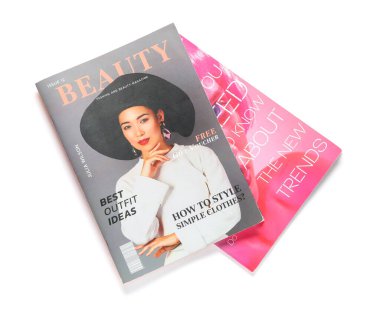 Beyaz arkaplanda izole edilmiş farklı dergiler, üst görünüm