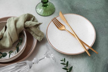 Grunge arka planında okaliptüs dalları olan güzel masa ayarları, yakın plan