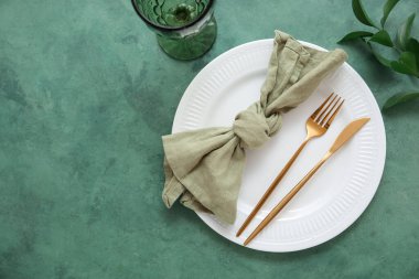 Yeşil arka planda taze yaprakları olan güzel bir masa.