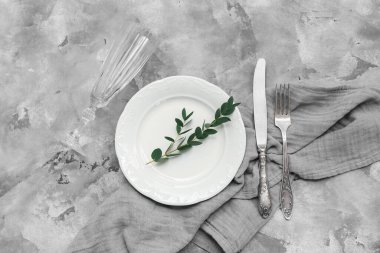 Gri grunge arkaplan üzerinde okaliptüs dalları ile güzel masa ayarları