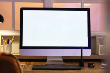 Geceleri ofiste boş bilgisayar monitörü olan işyeri