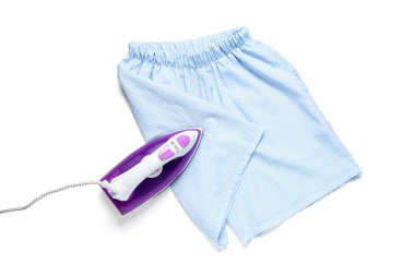 Beyaz arka planda izole edilmiş temiz şortlu modern demir.