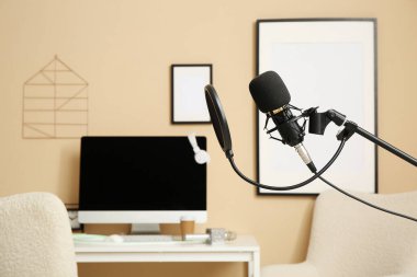 Profesyonel mikrofon kayıt stüdyosunda, yakın plan.