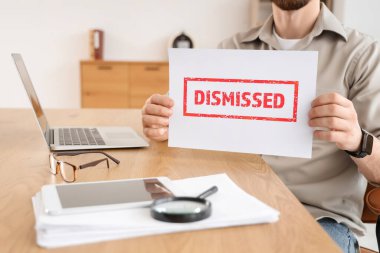 Elinde haber olan genç adam masadaki masada, kapatıldı.