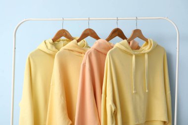 Mavi arka planda şık kapüşonlu raflar