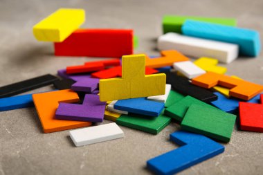 Grunge Grey arka planında bir sürü farklı renkli blok var. Mantık kavramı