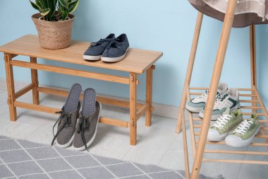 Koridorun iç tarafındaki bankın yanında ortopedik tabanlı ayakkabılar.