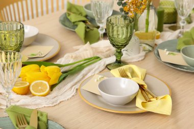 Odada bahar çiçekleri olan masa ayarı, yakın plan.