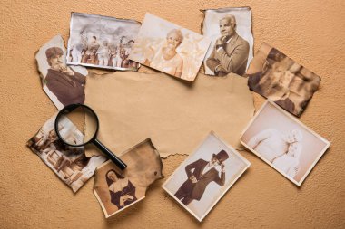 Akrabaların eski fotoğrafları boş kağıt kağıtlar ve bej arka planda büyüteçle. Aile ağacı kavramı