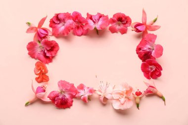 Çerçeve pembe arka planda farklı güzel yenilebilir çiçeklerden yapılmıştır.