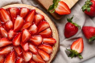 Tahta tahta, tatlı çilekli tart peçetede, yakın plan.