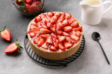 Tatlı çilekli turta ve bir sürahi taze sütle dikil. Arka planda, yakın plan.