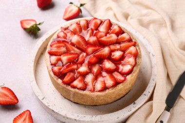 Beyaz arka planda tatlı çilekli tart tepsisi, yakın plan