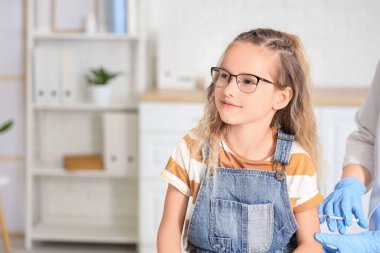 Klinikte aşı olan küçük bir kız.