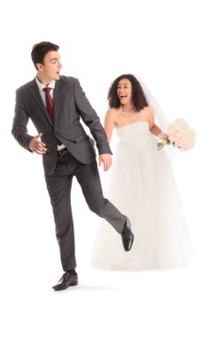 Beyaz arka planda koşan genç bir çift.